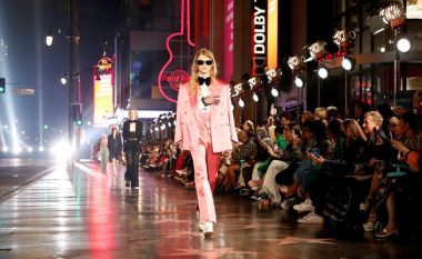 Gucci e kthen ‘Walk of Fame’ në pistë për shfaqjen e modës