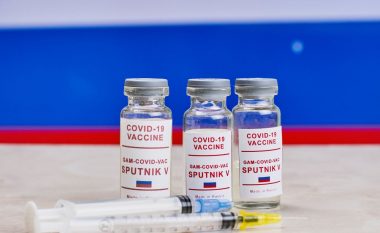 The Guardian: Rusët refuzojnë Sputnik V, po udhëtojnë drejt vendeve perëndimore për t'u vaksinuar