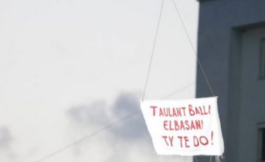 FIFA gjobit Shqipërinë për shkak të dronit me mesazh për Taulant Ballën