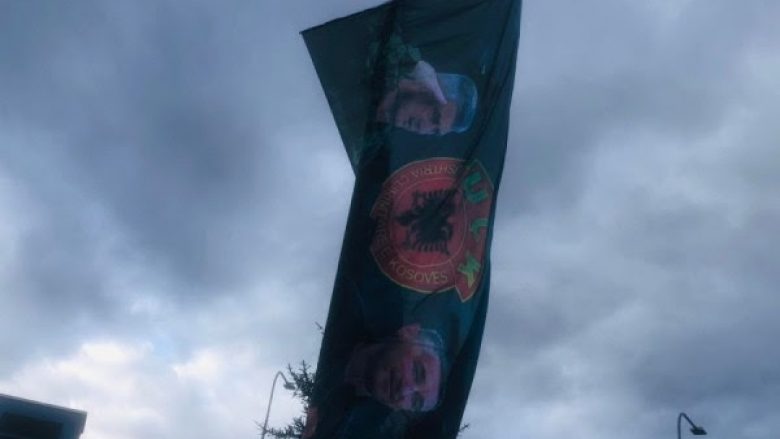 Bashkëluftëtarët kujtojnë Thaçin e Veselin, vendosin flamurin me figurat e tyre te rrethi afër QKUK-së