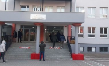 Qendra më e madhe e votimit në Gjilan hapet në kohë