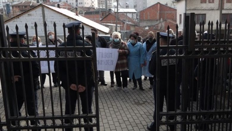 Protestojnë punëtorët teknikë të spitaleve: Jemi diskriminuar nga Qeveria