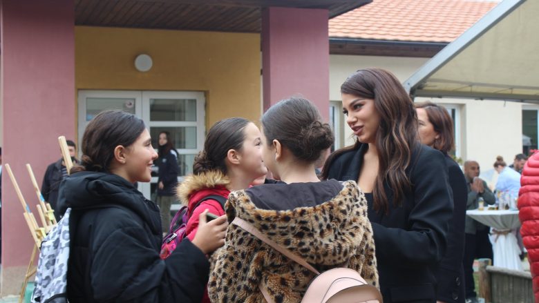 Dhurata Dora bëhet Ambasadore e Vullnetit të Mirë të SOS Fshatrave të Fëmijëve në Kosovë