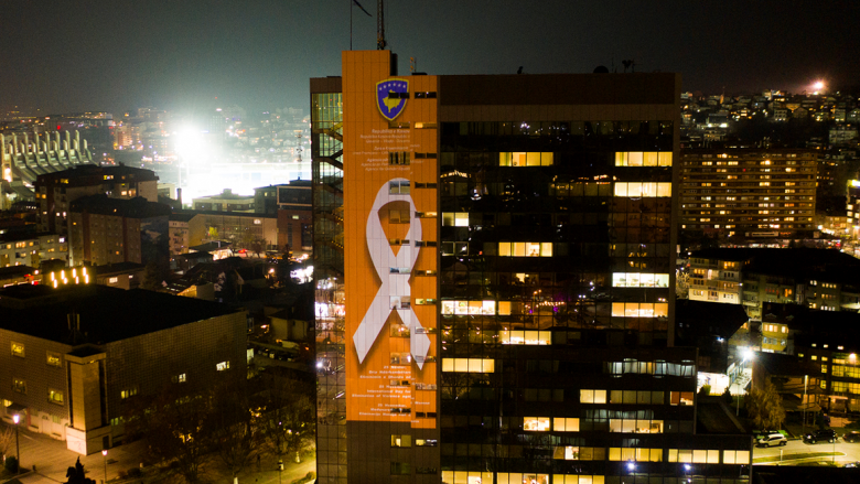 Ndërtesa e Qeverisë ndriçohet me të portokalltë, simbolikë kundër dhunës ndaj grave dhe vajzave