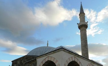 Nuk u pajtuan me imamin në xhaminë e Podujevës dhe e penguan atë, policia në kërkim të të dyshuarve