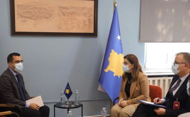 ​Zëvendësministrja Bunjaku takon përfaqësuesin e OBSH-së për Evropë, diskutojnë për menaxhimin e pandemisë në Kosovë