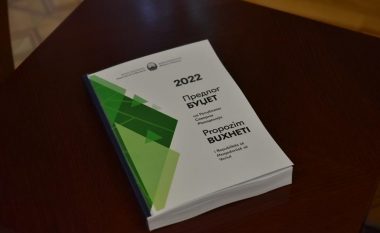 Ministri Besimi e dorëzoi propozim-buxhetin e plotësuar për vitin 2022 në Kuvendin e Maqedonisë