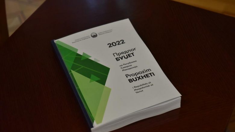 Ministri Besimi e dorëzoi propozim-buxhetin e plotësuar për vitin 2022 në Kuvendin e Maqedonisë