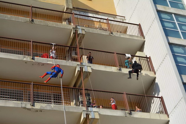 “Spiderman” dhe “Batman” vizitojnë fëmijët në Klinikën e Fëmijëve në Shkup