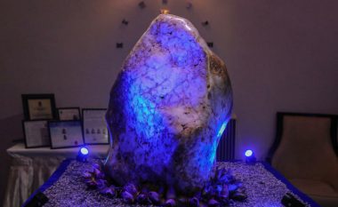 Safiri i kaltër më i madh në botë, guri i çmuar 310 kilogramësh zbulohet në Shri Lankë