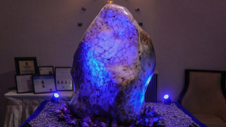 Safiri i kaltër më i madh në botë, guri i çmuar 310 kilogramësh zbulohet në Shri Lankë
