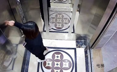 Futet në ashensor pa e ditur se ka dy palë dyer, kinezja assesi të gjente rrugën për të dalë jashtë tij
