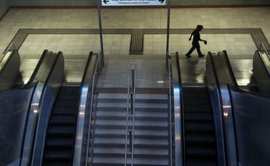 Evakuohet metroja në Athinë për shkak të telefonatës anonime për vënie të bombës