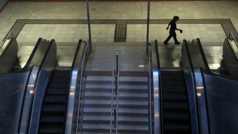Evakuohet metroja në Athinë për shkak të telefonatës anonime për vënie të bombës
