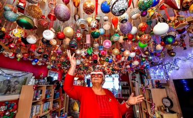 U fut në librin e rekordeve për numrin e madh të dekorimeve, gjyshja nga Anglia thotë se i nevojiten tre muaj që t’i vendosë 1,760 copë