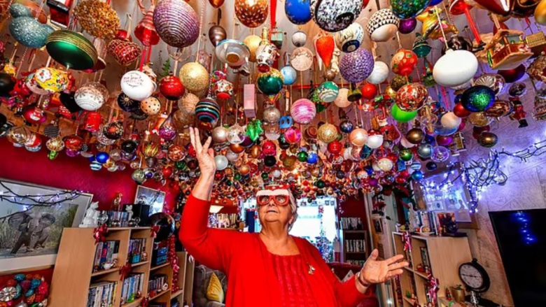 U fut në librin e rekordeve për numrin e madh të dekorimeve, gjyshja nga Anglia thotë se i nevojiten tre muaj që t’i vendosë 1,760 copë