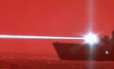 Marina amerikane kryen me sukses testimin e armës laserike, objektivi i parë ishin dronët