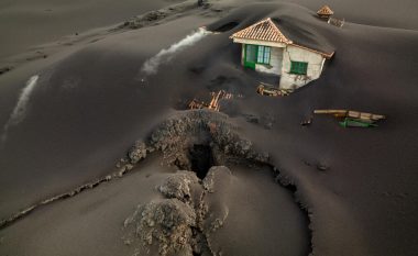 Vullkani në ishullin spanjoll La Palma, pamjet nga ajri tregojnë shtëpitë e mbuluara nga hiri i Cumbre Vieja