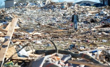 Shkoi për ta ndihmuar bijën të pastron rrënojat e shtëpisë pas tornadove në Kentucky, burri pëson sulm në zemër – e shpallin të vdekur në spital