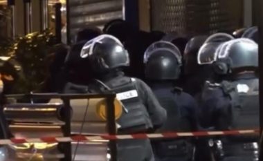 Një burrë i armatosur po mban peng dy gra në një qendër tregtare në Paris – kërkon të bisedojë me ministrin e Drejtësisë