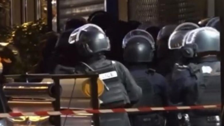 Një burrë i armatosur po mban peng dy gra në një qendër tregtare në Paris – kërkon të bisedojë me ministrin e Drejtësisë