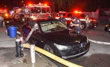Parkoi ilegalisht veturën para hidrantit, zjarrfikësit në New York ia thyejnë xhamat për të lidhur zorrën e ujit