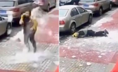 Postieri kinez dorëzon pakon, duke ecur në trotuar një copë akulli përfundon mbi kokën e tij – e rrëzon pavetëdije