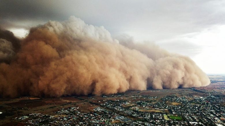 Stuhia e rërës që lëvizte me 110 kilometra në orë, “gëlltit” qytetin australian