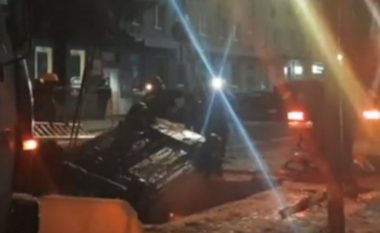 Punonjësit hapën gropën për të sanuar gypin pasi rrjedhjes së gazit, shoferi rus nuk e sheh nga uji – “fundoset” Lada