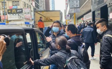 Bastisje në redaksinë e portalit të njohur prodemokratik në Hong Kong, 200 policë futen në zyra – arrestohen disa punonjës