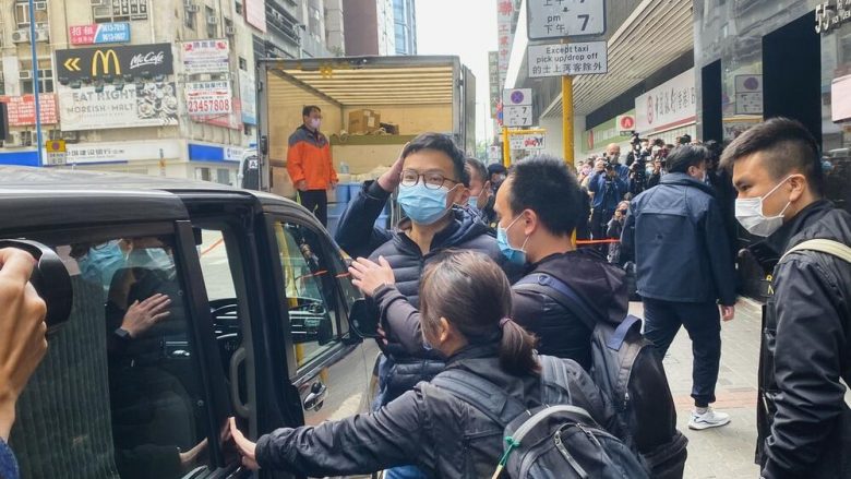 Bastisje në redaksinë e portalit të njohur prodemokratik në Hong Kong, 200 policë futen në zyra – arrestohen disa punonjës