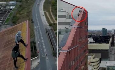 U ngjitën pa pajisje mbrojtëse në kulmin e ndërtesës mbi 80 metra të lartë, pamjet nga droni shfaqin të rinjtë në Londër