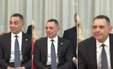 Çfarë po ndodhë me Vulinin? Gjatë konferencës së presidentit serb, ministri i Brendshëm dukej sikur fliste me veten apo imitonte shefin