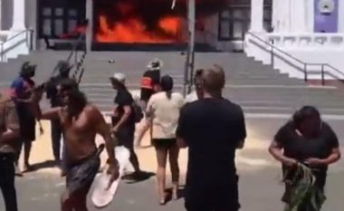Shpërthejnë protestat në Canberra, demonstruesit i vënë zjarrin dyert të ndërtesës së vjetër të parlamentit australian