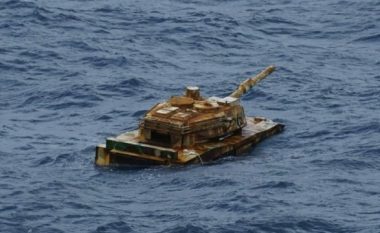 Javë më parë qytetarët raportuan se panë një mjet të blinduar në det, marina indoneziane e lokalizon – doli të jetë një tank