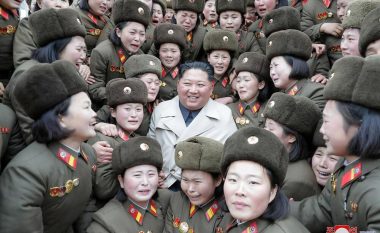 Ushtarët verikoreanë dhe eprorët e tyre marrin urdhër nga lartë: Mbroni me jetë liderin tuaj, Kim Jong-un