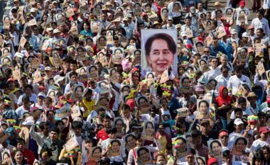 Aung San Suu Kyi dënohet me katër vite burgim, ish-liderja e Mianmarit rrezikon të vuaj dënimin me burgim të përjetshëm