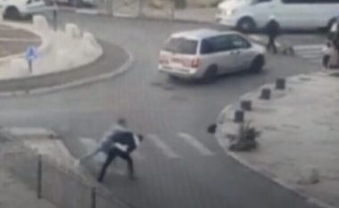 Adoleshenti palestinez e godet disa herë me thikë kalimtarin e rastit, i vërsulet edhe policisë izraelite – qëllohet për vdekje