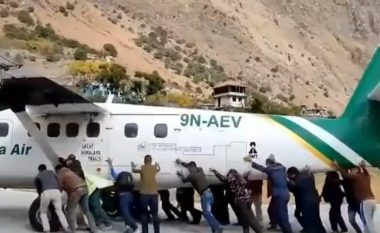 Udhëtimi i pazakontë, fluturakes i shpërthen goma gjatë aterimit – pasagjerët në Nepal detyrohen ta shtyjnë aeroplanin