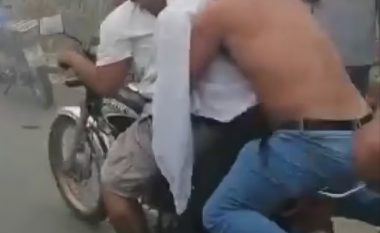 Ndodh edhe kjo, miqtë nxorën trupin e pajetë të riut nga Ekuadori – e vendosën në motoçikletë për xhiron e fundit