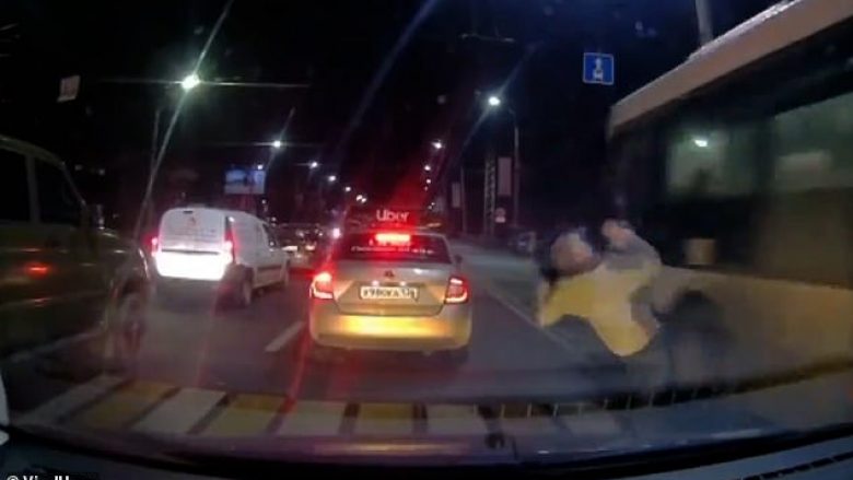 Po kalonte rrugën në vija të bardha, burri nga Rusia për pak sa nuk u godit nga autobusi – e ndanë vetëm pak centimetra nga përplasja