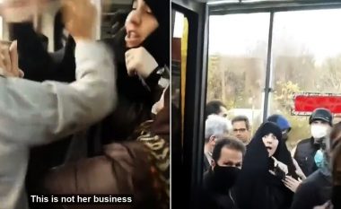 I ishin zbuluar flokët në autobus, “policët e moralit” në Iran tentojnë ta tërheqin zvarrë gruan – i kërkojnë të vendosë shami në kokë