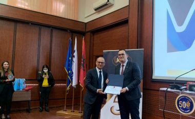 Rektori i UBT-së, Edmond Hajrizi nderohet me mirënjohje nga Universiteti i Korçës