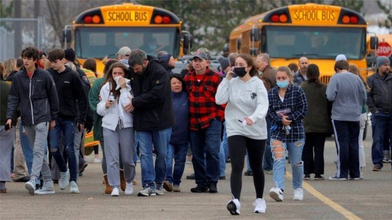 Shkon në katër numri i nxënësve të vdekur pas të shtënave me armë në Michigan