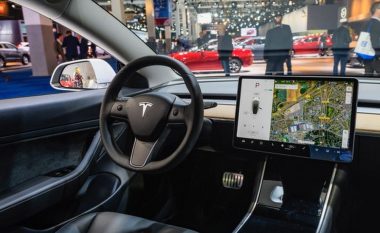 Tesla nën hetime në SHBA – shoferët mund të luajnë video-lojëra