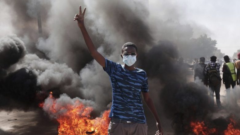 Eskalojnë protestat kundër grusht shtetit, dhjetëra të lënduar në Sudan