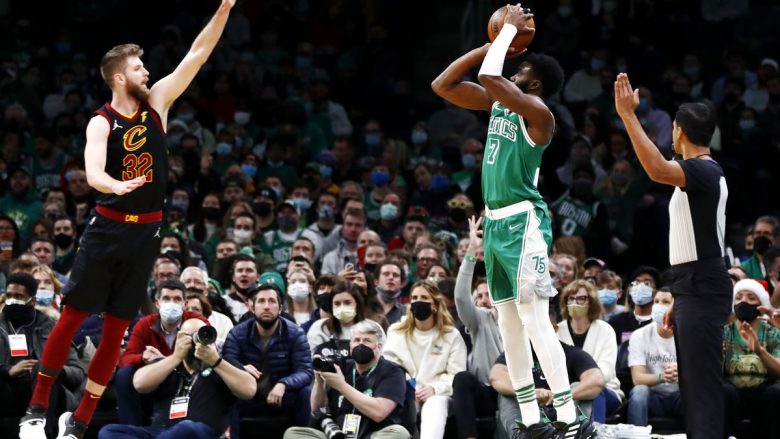 Boston kthehet te fitoret, mposhtin Clevelandin në TD Garden