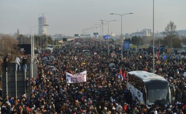 Sërish protesta në Serbi, bllokime rrugësh – kundërshtohen politikat e Vuçiqit