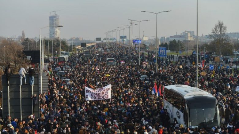 Sërish protesta në Serbi, bllokime rrugësh – kundërshtohen politikat e Vuçiqit