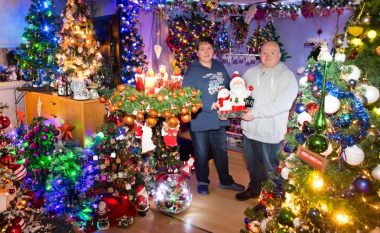 Rekordi i ri botëror – çifti gjerman ka 444 pemë të Krishtlindjeve në banesën prej 100 metrash katrorë